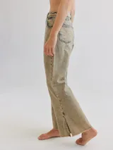 Pantalón de jean celeste con efecto batik, corte recto y terminación desflecada.