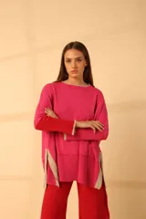 Sweater fucsia de tejido de punto con mangas largas y cuello redondo.