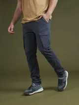 Pantalón cargo azul marino con bolsillos laterales con fuelle y corte ajustado.