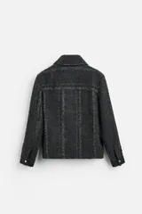 Sobrecamisa regular fit confeccionada en tejido con algodón, color gris oscuro con finas rayas verticales en blanco. Cuello solapa, manga larga con puño abotonado, bolsillos laterales y cierre frontal con cremallera.