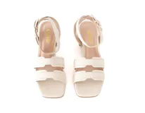 Sandalias de cuero color crema con taco cuadrado bajo y pulsera al tobillo con hebilla dorada.