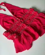 Top rojo con escote halter, confeccionado en microtul con detalle de tachas plateadas.