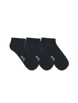 Kit de tres pares de medias blancas de algodón, tipo soquete, con logo de la marca Hering en el lateral.
