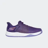 Championes Skechers Hands Free Slip-ins Relaxed Fit Viper Court Reload, color violeta con detalles en naranja y blanco. Diseñados para pickleball, con capellada de malla y material sintético, plantilla Arch Fit, amortiguación Ultra Flight y suela de caucho Goodyear.