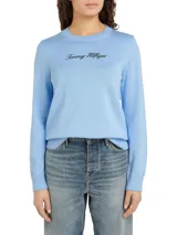 Sweater celeste de algodón con cuello redondo y logo de Tommy Hilfiger bordado en el pecho.