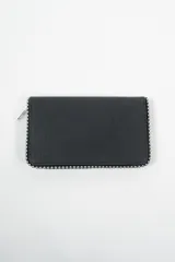 Billetera de cuero color negro, con detalles metálicos en los bordes y cierre tipo broche.