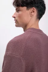 Suéter de tejido de punto acanalado, color marrón rojizo, con cuello mock neck y calce holgado.