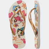 Ojotas Havaianas modelo Warner Classics Slim con estampado de las Chicas Superpoderosas y tiras doradas.
