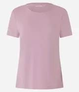Remera deportiva blanca texturizada, con cuello redondo, manga corta, detalle reflectante y pliegue en la espalda.