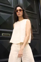 Musculosa color crema de lino con cuello redondo y corte holgado.