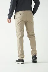 Pantalón chino clásico color negro de corte slim, con pasacinto y diseño atemporal.