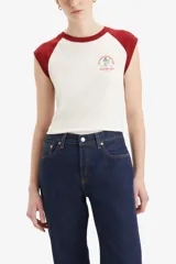 Remera blanca de corte clásico con mangas cortas raglán color borgoña y estampado con logo de Levi's Mountaineering Club.