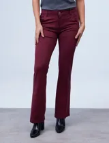 Pantalón de corte ancho color azul, con cintura alta y diseño clásico.
