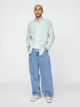 Camisa de lino verde militar, de manga larga con cuello clásico y bolsillo en el pecho. Cierre frontal con botones.