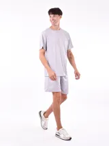 Remera verde militar de poliéster con cuello redondo y mangas cortas. Ideal para actividades deportivas.