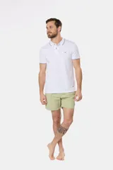 Short de baño azul vibrante, de corte clásico y largo medio, con cintura elástica y cordón ajustable. Cuenta con bolsillos laterales y suspensor de malla fina interior.