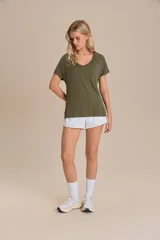 Remera verde militar de corte clásico con escote en V y mangas cortas.