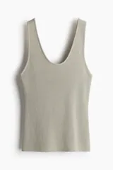 Musculosa de punto fino color gris claro, entallada, con escote en U en la parte delantera y trasera.