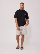 Bermuda cargo color beige, confeccionada en 98% algodón y 2% elastano, con cintura elástica ajustable con cordón y múltiples bolsillos.