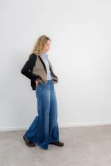 Blazer gris a cuadros con mangas largas negras.