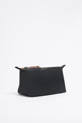 Neceser negro de nylon con estructura blanda y tamaño grande. Tiene cierre con cremallera, tirador de piel, logo metálico de la marca y un bolsillo interior.