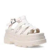 Sandalias negras con plataforma y tiras anchas cruzadas, con hebilla lateral ajustable.