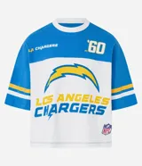 Remera de algodón blanca y azul con mangas cortas, cuello redondo y estampado frontal del logo y nombre del equipo de fútbol americano Los Angeles Chargers, con el número '60' en la parte superior.