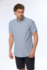 Camisa celeste de lino y algodón, de manga corta, con cuello abotonado y bolsillo en el pecho.