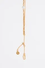 Collar dorado de doble cadena con dije de corazón negro con borde dorado.