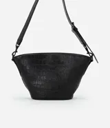 Cartera shoulder pequeña color negro con textura crocco, cierre con botón y asa doble ajustable desmontable.