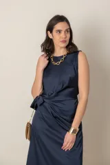Vestido italiano marrón chocolate, de corte recto con lazo lateral.