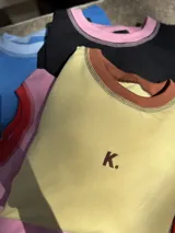 Buzo deportivo de verano (sin felpa) color amarillo con detalles en marrón, de calce oversize.