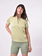 Remera blanca de mangas cortas y corte clásico.