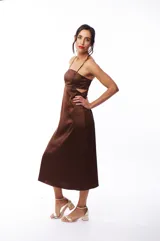 Vestido midi marrón de satén con breteles finos y corte al bies.