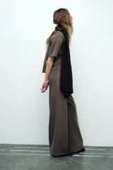 Pantalón negro de pierna ancha confeccionado en tejido de punto canalé con algodón. Tiene tiro medio y cintura con elástico interior.