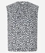 Blusa de crepé sin mangas con cuello redondo fruncido, hombreras, estampa geométrica en blanco y negro y cierre trasero en forma de gota.