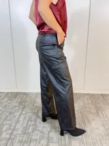 Pantalón cargo negro de eco cuero, corte recto y bolsillos laterales con solapa.