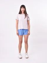 Remera blanca de mangas cortas y corte clásico.