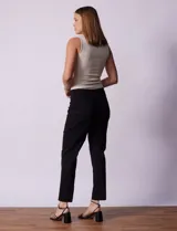 Pantalón negro de gabardina elastizada, marca Ruby Rd, corte recto. Tiene pretina ancha elastizada, bolsillos simulados en la parte delantera y bolsillos aplicados en la parte trasera.