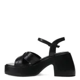 Sandalias negras con plataforma y taco ancho, tiras cruzadas sobre el empeine y pulsera con hebilla al tobillo. Marca Miss Carol, modelo XYLO.