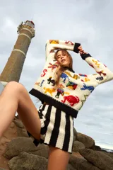 Short tejido a mano 100% algodón con diseño a rayas verticales en blanco y negro.