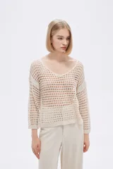 Sweater calado color beige, de algodón, con escote en V y mangas 3/4.