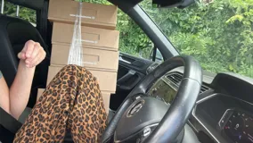 Pantalón de jean con estampado animal print en tonos beige y negro, de corte ancho y tiro medio. Presenta detalles de cuero bordó en la pretina y los bolsillos.