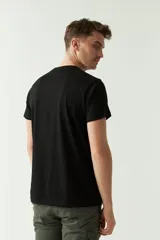 Remera negra de algodón con logo estampado en el pecho, corte regular, manga corta y cuello redondo.