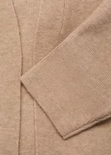 Abrigo largo de tejido de punto color beige, sin cierre, con cuello solapa y manga larga.