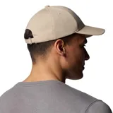 Gorra de béisbol negra marca Columbia, con logo bordado en blanco al frente y cierre ajustable en la parte posterior.