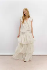 Pollera larga color crudo de lino, con capas y pretina elástica.