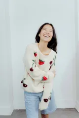 Sweater tejido de lana merino color crema con bordado de frutillas y cerezas.