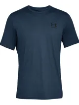 Remera celeste de Under Armour, corte clásico, mangas cortas y logo estampado en el pecho.