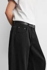 Pantalón de jean celeste con efecto lavado, corte amplio tipo baggy y cinco bolsillos.